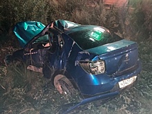 Ребенок и двое взрослых пострадали в наезде автомобиля на столб в Екатеринбурге