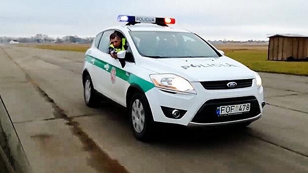 Литовские полицейские показали тренировки с шипованной лентой