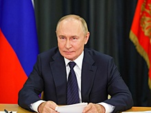 Путин возложил цветы к "Рубежному камню" на Невском пятачке