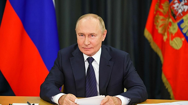 Путин возложил цветы к "Рубежному камню" на Невском пятачке