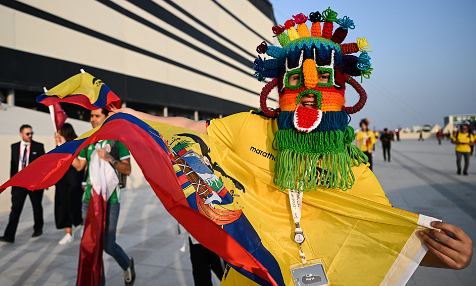 Футбольный болельщик с флагом и символикой Эквадора у стадиона "ЭльБайт" (ЭльХаур) в Катаре, где пройдет церемония открытия ЧМ-2022 по футболу