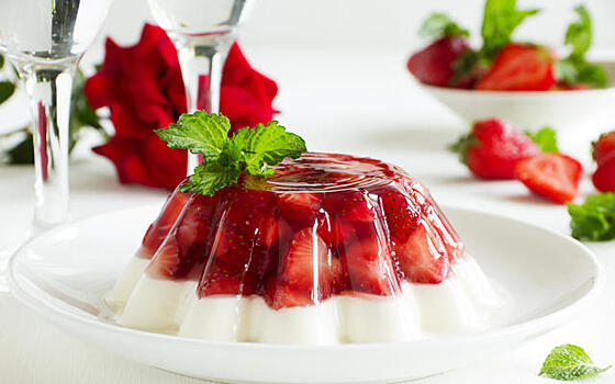 Двухслойное клубнично-молочное желе для детей