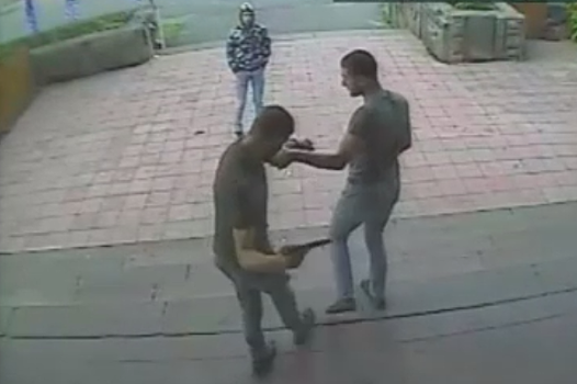 Погибший и двое раненых — разборки в Зеленограде попали в объективы камер наблюдения