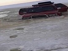 Рыбаки покатались на машине по Сурскому морю и ушли под лед