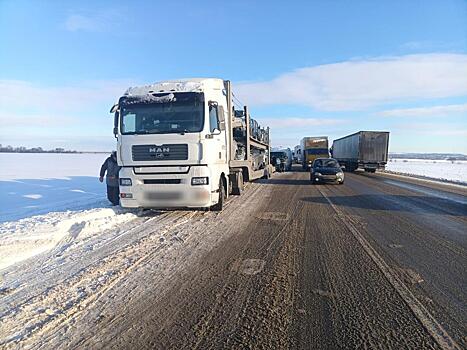 На трассе М-5 столкнулись автовоз и фургон