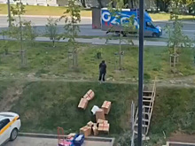 Столичный курьер разозлил москвичей. Их покупки были выброшены с высоты