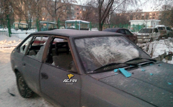 Вандал надругался над тремя иномарками и «Москвичом»