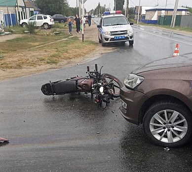 В Акбулаке подростки на мопеде столкнулись с машиной