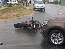 В Акбулаке подростки на мопеде столкнулись с машиной