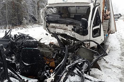 Три человека погибли в ДТП с грузовиком на заснеженной тюменской трассе