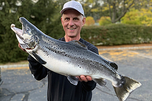 Рыбак поймал огромного лосося и установил новый рекорд