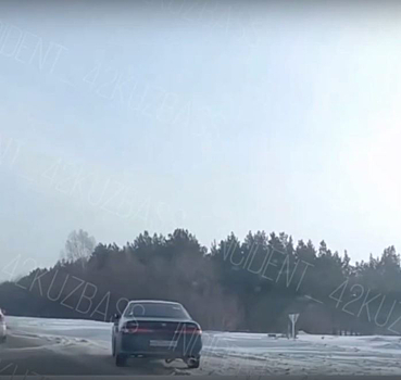 Два автомобиля улетели в кювет на въезде в кузбасский город