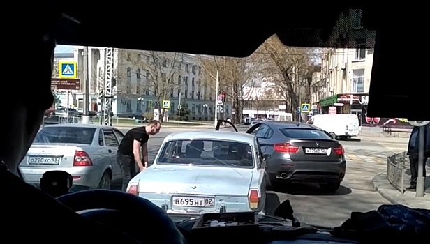 Владелец "пожилой" "Волги" устроил взбучку водителю BMW в Симферополе. Видео