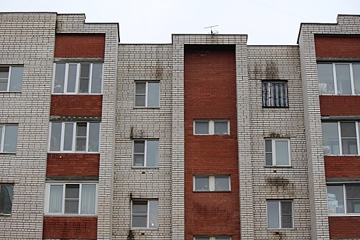 Жильцы аварийного дома на улице Ломоносова Нижнего Новгорода стали переезжать