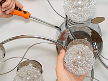 Как самостоятельно повесить люстру в доме