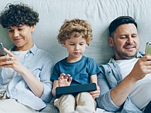 Психолог объяснил, надо ли запрещать соцсети ребенку и почему