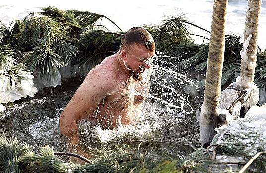 Британцы окунулись в прорубь в Крещение и описали свои впечатления