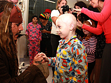 Джони Депп в образе Джека-воробья посетил детскую больницу