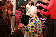 Джони Депп в образе Джека-воробья посетил детскую больницу