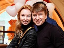 Алексей Ягудин катает Татьяну Тотьмянину на коляске после операции