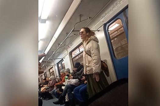 Москвичи обсудили адекватность танцующих пассажиров в метро