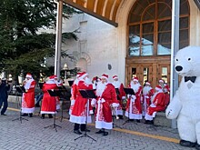 Гостей в Крыму встречает оркестр Дедов Морозов