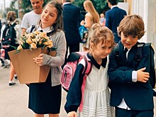 В Сети умилились фото младших внуков Никиты Михалкова возле памятника знаменитого прадеда