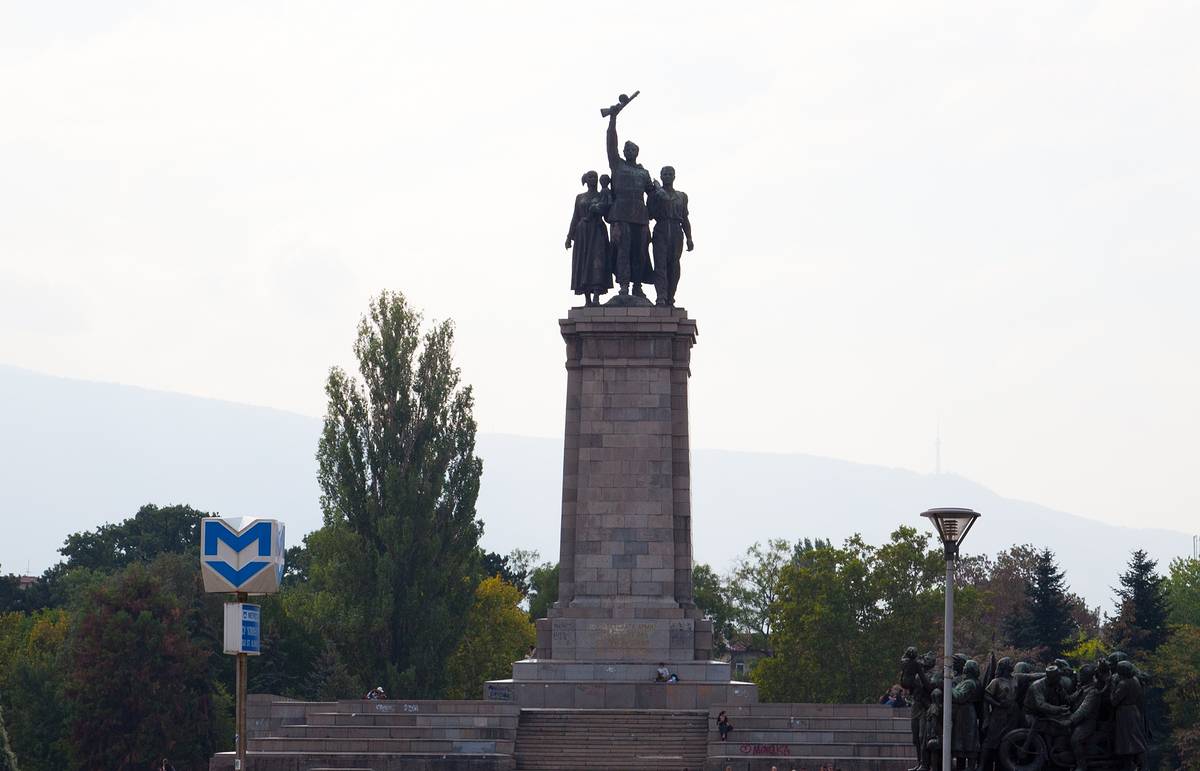 Монумент в софии. Памятник советской армии в софии болгария. Памятники советским воинам-освободителям в софии. Монумент софии в болгарии. Монумент в софии.