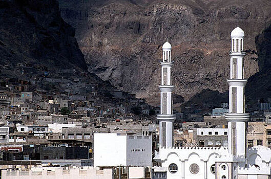 В Йемене 49 человек погибли при обстреле парада и взрыве автомобиля