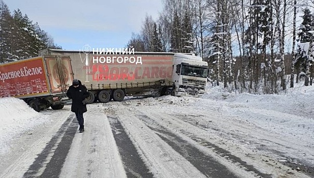 Фура полностью перекрыла дорогу в Нижегородской области