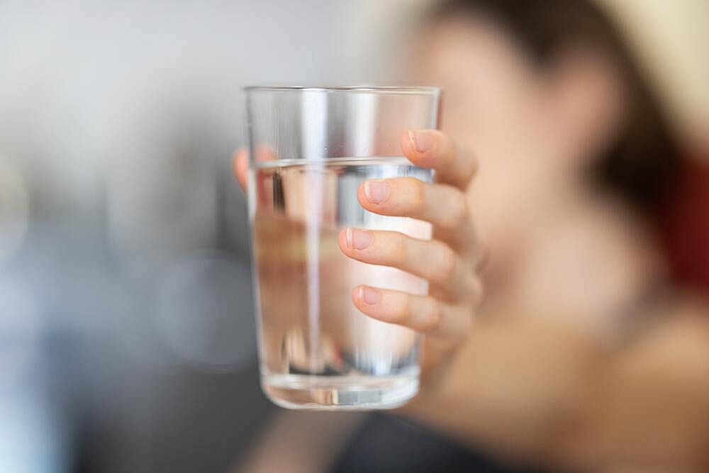 Диетолог рассказала, сколько воды в день надо пить