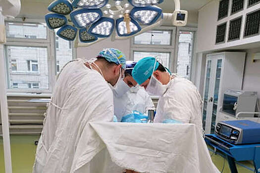 В Удмуртии хирурги удалили у пациента 30-сантиметровую опухоль и часть кишечника