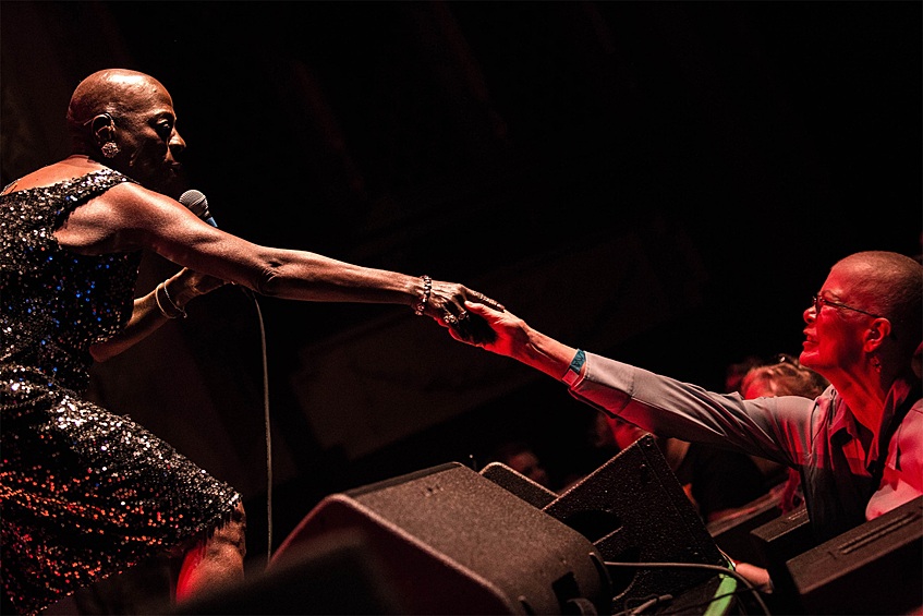 Американская певица Шэрон Джонс протягивает руку поклоннику