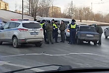 Водитель протащил инспектора ДПС по улице и ударил об отбойник в Казани