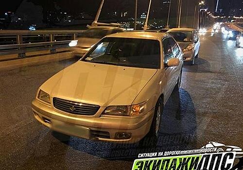 Водитель не заметил сломавшийся автомобиль и попал в ДТП во Владивостоке