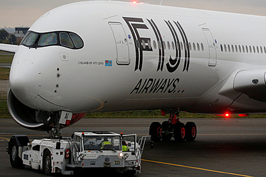 Авиакомпания задержала рейс из-за странного предмета в двигателе