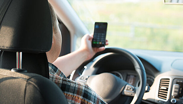 В Британии увеличили штраф за использование телефона за рулем