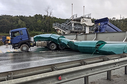 Водитель грузовика, снесшего виадук во Владивостоке, получил травму головы