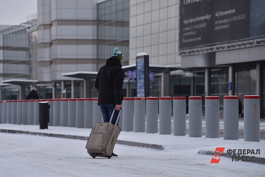 Мужчина пытался съесть найденный у него пакет с наркотиками в аэропорту Иркутска