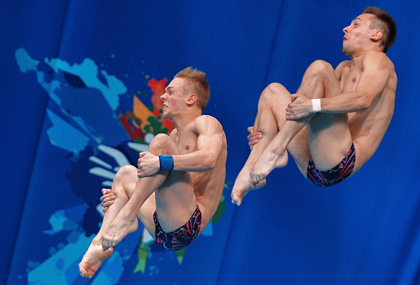 Роман Измайлов и Виктор Минибаев (Россия) в предварительном раунде соревнований по синхронным прыжкам в воду с вышки 10 м среди мужчин
