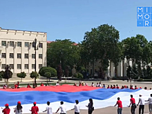 На площади Махачкалы развернули государственный флаг площадью 1000 квадратных метров