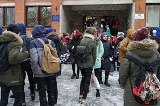 В Петербурге три школы эвакуировали после сообщений о минировании