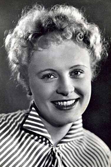 Алла Ларионова. У Аллы были очень правильные черты лица: высокий лоб, большие глаза, четкий подбородок, красиво очерченные губы, чуть вздернутый нос.