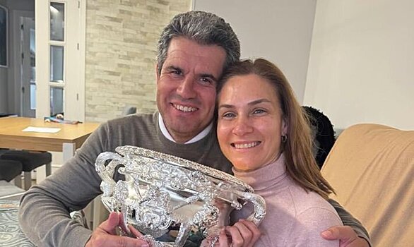 Родители Алькараса сфотографировались с трофеем Australian Open
