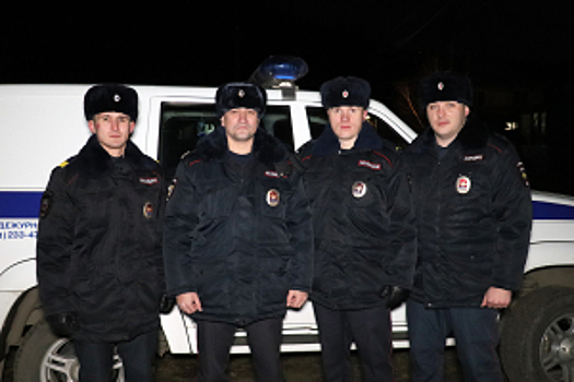 Полицейские в Красноярске помогли гражданам эвакуироваться из частного дома во время пожара