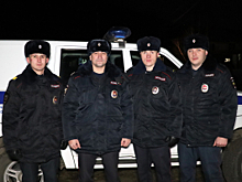 Полицейские в Красноярске помогли гражданам эвакуироваться из частного дома во время пожара