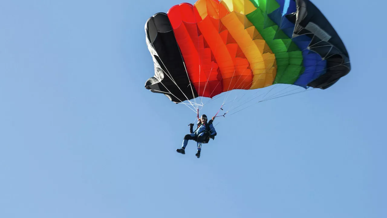 В подмосковном Серпухове при прыжке с парашютом погиб мужчина
