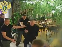 Избиение украинцев в московском баре попало на видео