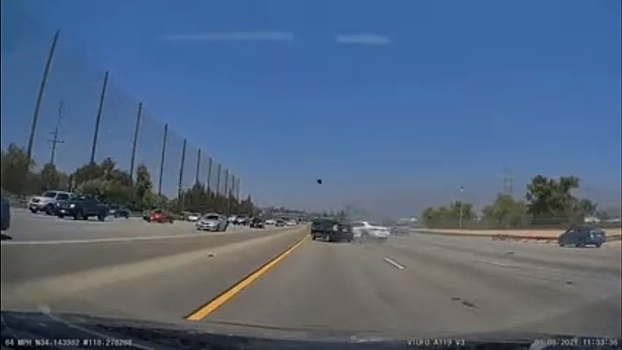 Водитель BMW 5-серии пытается проскользнуть между двумя Toyota на автостраде и создает аварию