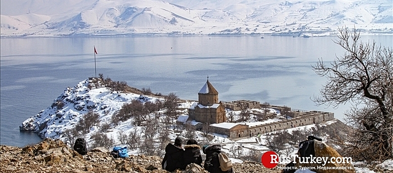 В Турции растет популярность экскурсий на остров Акдамар